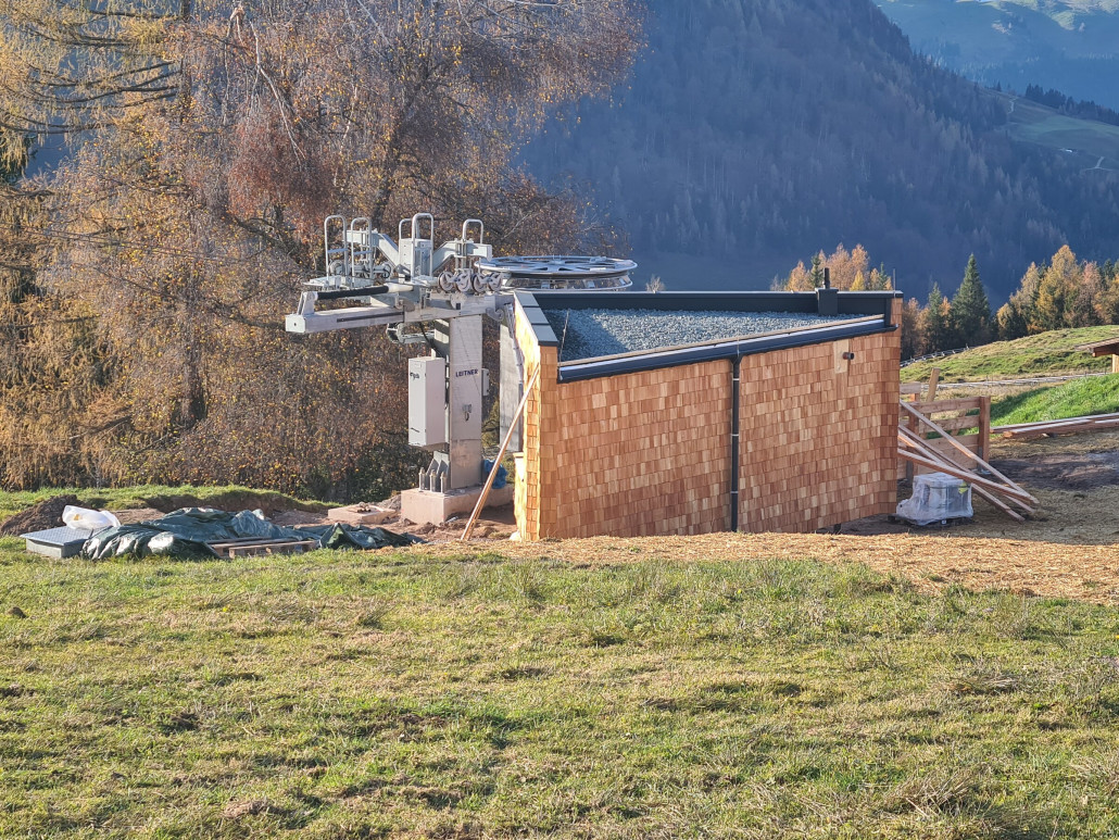 Neue Spann-Antriebs-Talstation von Leitner am Zillstattlift. Diese ist jetzt etwas nach oben versetzt worden. Diese befindet sich jetz ca. auf Höhe des Schirms an der Streuböden Alm.