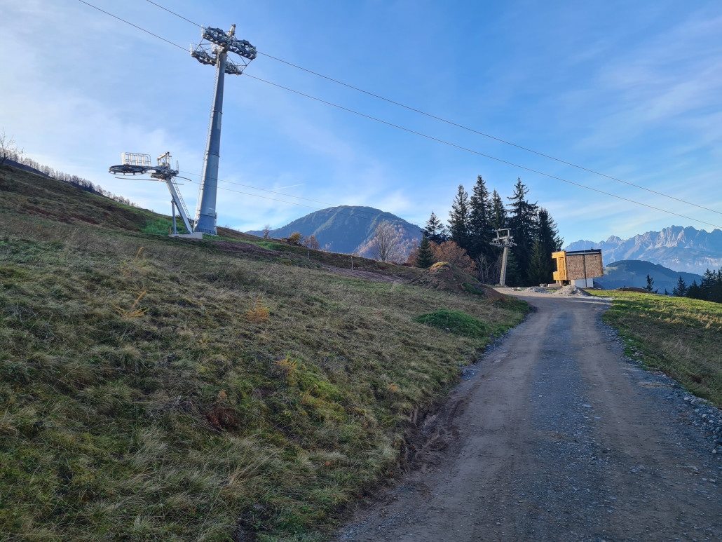 Neue Umlenkstation am Berg vom Zillstattlift. Mit dem gleichen neuem Lifthäuschen wie an der Talstation.