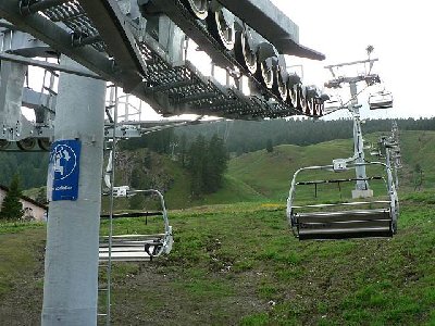 Anlage wurde von Garaventa gebaut. Besitzt auch Garaventa Stationen aber DM Stützen und Sessel.