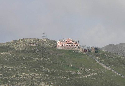 Muttas Muragl mit der aten Standseilbahn und einem der beiden Skilifte. Dieser hier ist von Garaventa. War Ursprünglich länger. Hatte eine Zwirbelkurve und ging parallel zur Standseilbahn noch ein Stück runter.