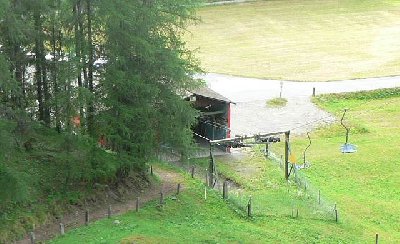 2SB Darlux kreuzt 3 mal die Eisenbahn. Gebaut von Von Roll.