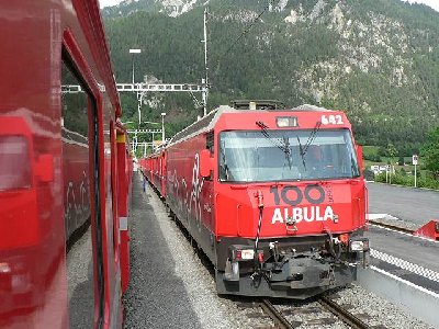 Bahnhof Filisur. Was jetzt kommt kann man auf der Lok lesen.
