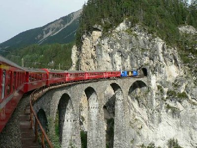 Wohl das bekannteste Bahnbauwerk Weltweit. Landwasserviadukt zwischen Tiefencastel und Filisur. Radius 100m