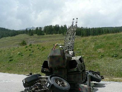 Flabkanone probiert mit dem Feuerleitgerät den lästigen Radarstörer anzuvisieren.