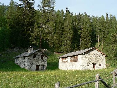 Ein Paar alte Ställe in der Abendsonne.