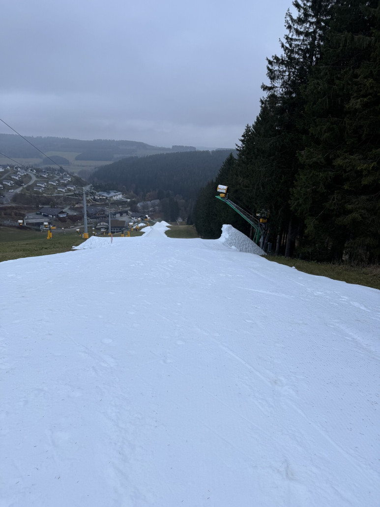 Die Piste bei der letzten Abfahrt, selbst die Rillen der Pistenraupe von 1-2 Tagen vorher sind noch erkennbar.