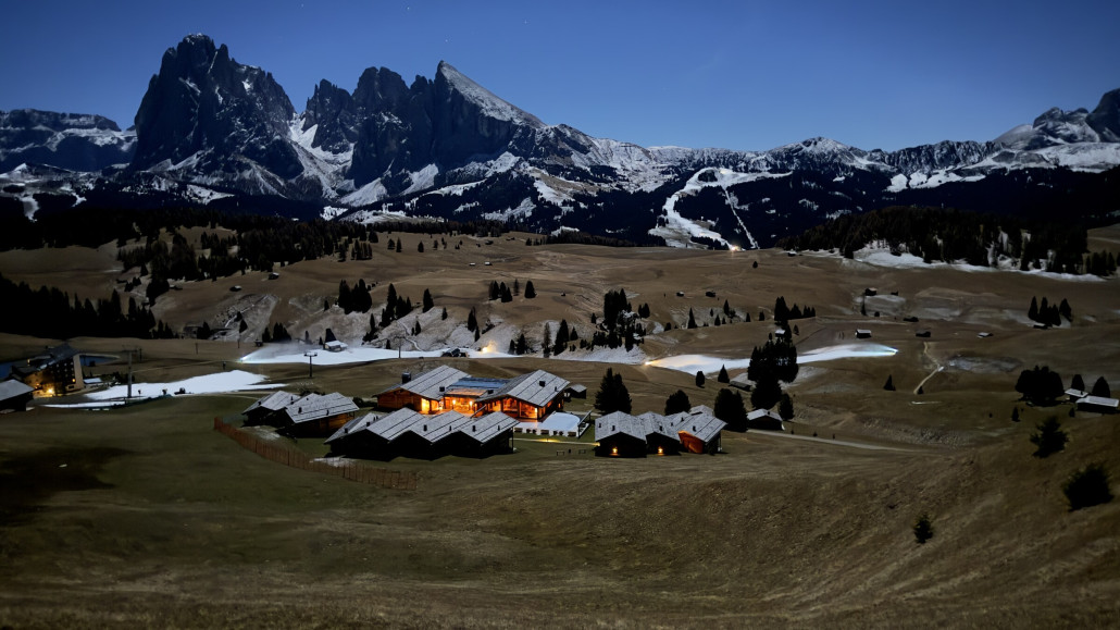 Beschneiung und Hotel Adler vorm Platt und Langkofel.