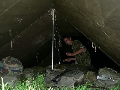 ..... Immer noch besser wie Campen am Hang. Obergefreiter Obrecht rschiebt schon zum X ten mal diese Nach seinen Schlafsack wieder nach Oben weil er immer den Hang runter rutscht