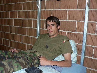 Hat wieder mal einer mit meiner Cam gespielt. Das Bett ist viel zu schmal. aber....