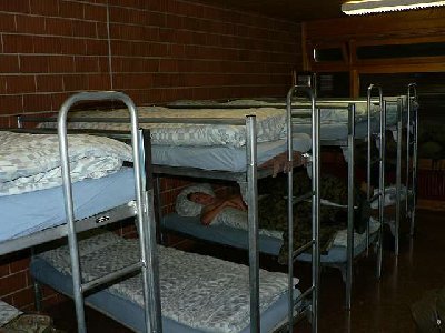 Naja ist unbequemer als dass es Aussieht- Vor allem kann man kaum schlafen wenn Obergefreiter Looser am Bäume sagen ist. ;-)