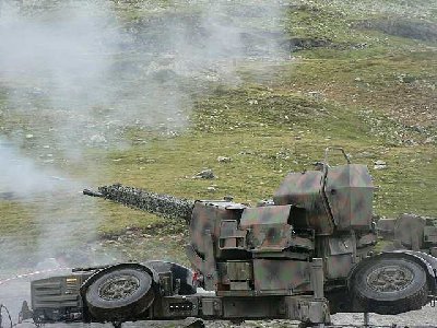 Im Gegensatz zu S-chanf wird hier nicht mit der Kampfmunition 63 geschossen sondern mit der Kampfmunition 93. Unterschied. 63 besitzt keinen Sprengkopf mit Brandsatzfüllung