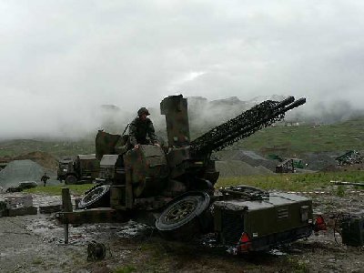 Beheben einer Auswurfstörung am Geschütz 1