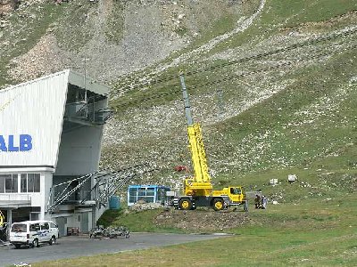 Kabinenwechsel an der Lagalpbahn. es wird gerade das Revisionslaufwerk montiert.