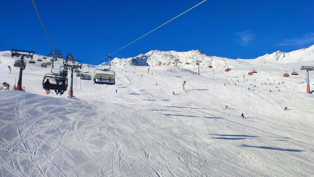 Es hatte teilweise auf die präparierten Pisten geschneit, durch die niedrigen Temperaturen könnten aber keine hohen Haufen geschoben werden. Gletscher machte erst später auf.