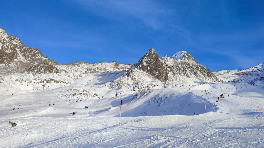 Es waren zwar Plusgraden, aber der Schnee war noch pulvrig. Teilweise ordentlich Steine und abgerutschte Stellen an vielbefahrenen Hängen und Übergängen. Talabfahrt 16 Uhr war komplett wild:D Beste Piste war der RTL-Trainingshang Plattach am Festkogel.