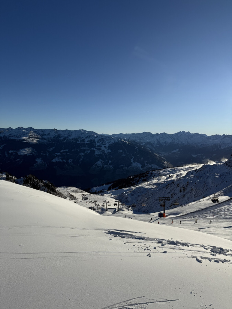 Im Hintergrund Zillertal Arena