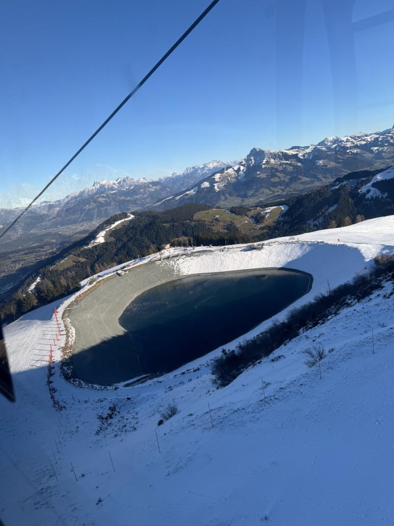 Speicherteich am Hartkaiser schon gut geleert.