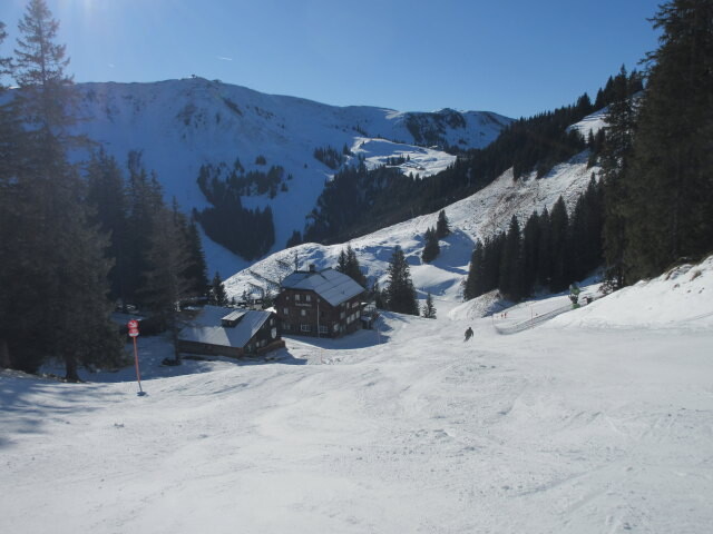 Kapellenabfahrt, links davon der Gasthof Sonnbühel (1.648 m)