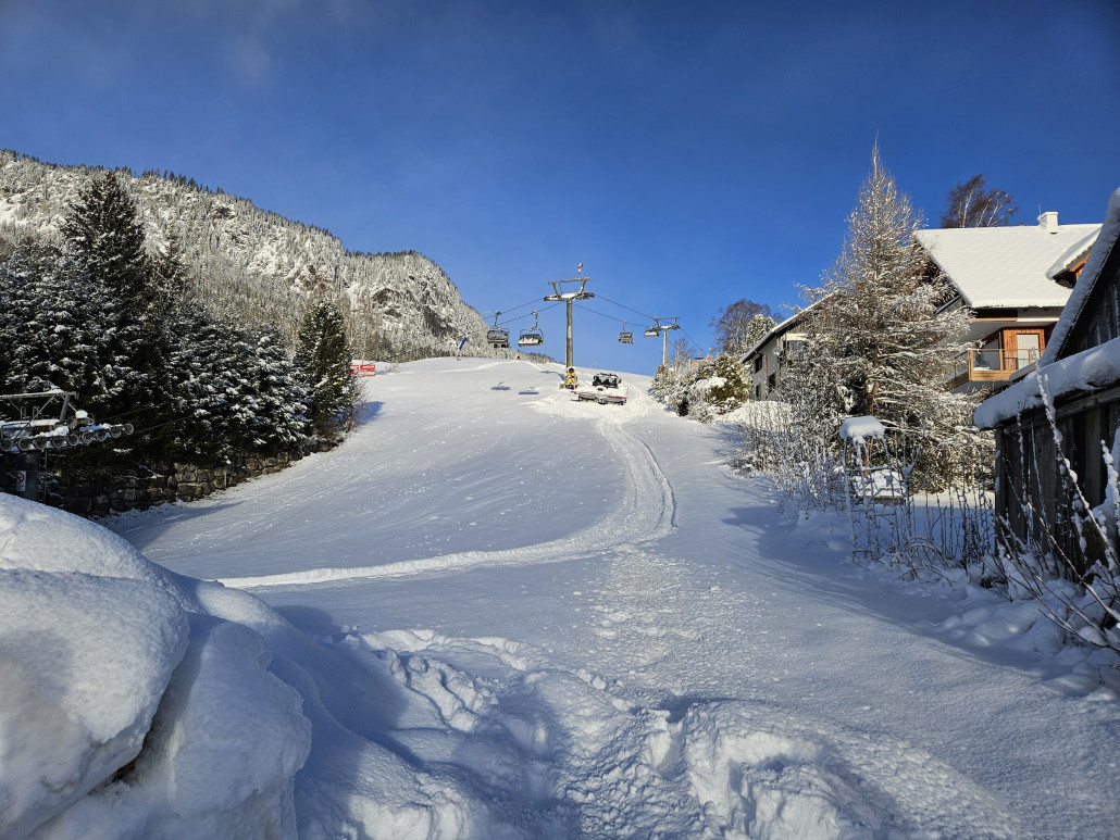 Talstation in Tauplitz. Es sind nur noch diese letzten Meter was eine Öffnung im Wege stehen. Der Rest ist ausreichend. Pistenraupen waren noch einige Unterwegs.