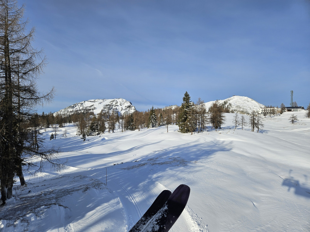 In der zweiten mit Blick auf die Alm.