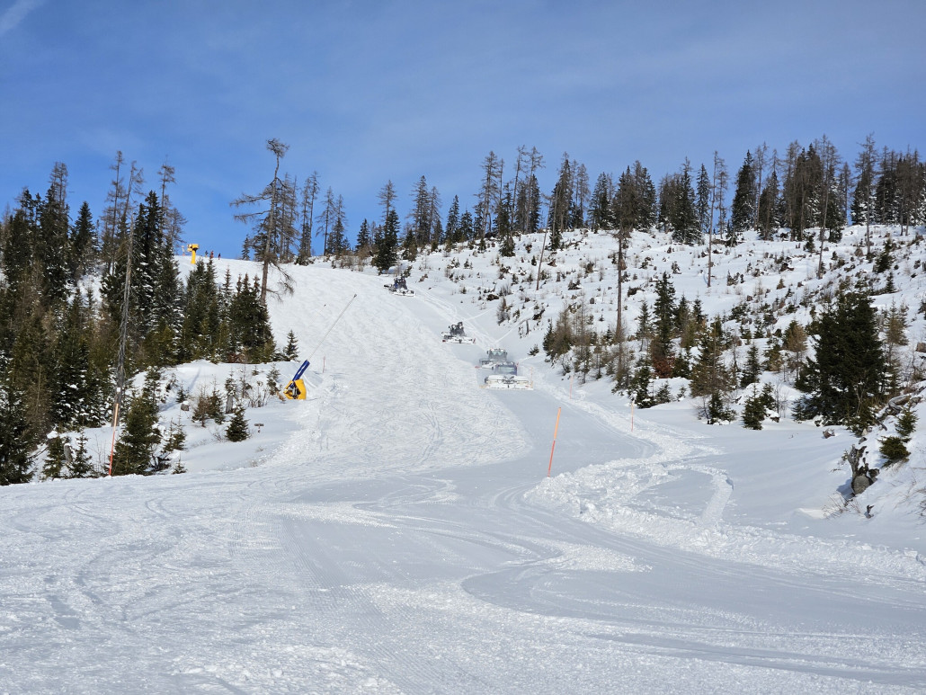 Zur Gondel? Nein! Die Pistenraupen kommen gerade von der Talabfahrt hoch. Momentan kann man nur offiziell zur Mittelstation fahren, da die untere Hälfte noch geschlossen hat.