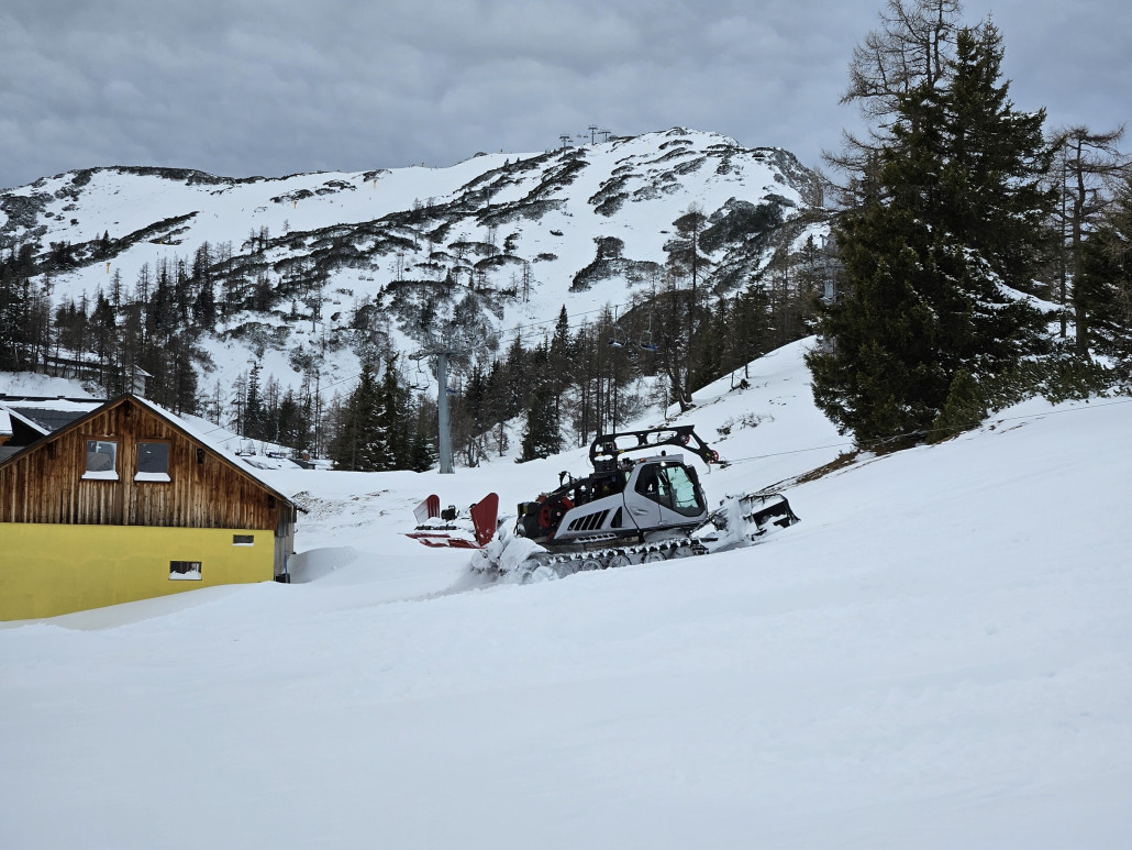 Der Schwerpunkt liegt jetzt am Schneiderkogel. Für die schwarze Piste liegt zwar noch viel zu wenig, den Schnee verdichtet man aber sehr gerne. Unzählige Kanonen sind an den beiden anderen Pisten positioniert und haben schon ganze Arbeit geleistet. Nächste Woche könnte man hier starten sofern man es möchte.