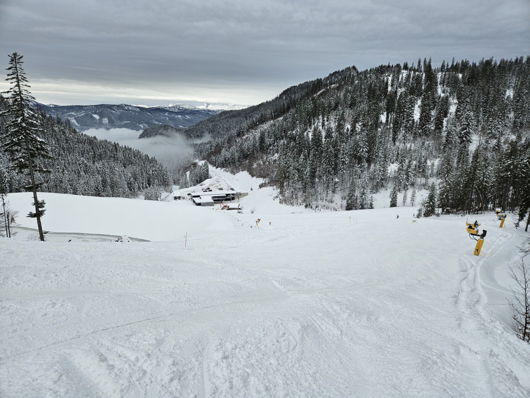 Nun im Bereich der Mittersteinbahn. Die Pisten sind hier teils noch nicht in ganzer Breite geöffnet, aber es fehlen wenn überhaupt nur ein zwei Spuren.