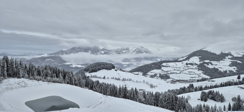 Hochsöll im Hintergrund der wilde Kaiser (der sich in Wolken hüllt)
