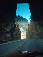 Der Fluss wird hier UNTER der Straße geführt, so eng isses!