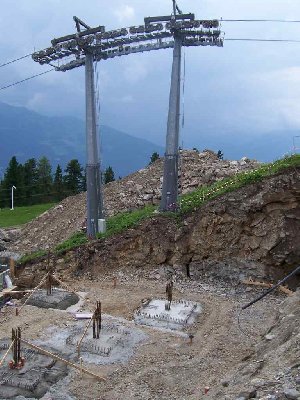 Aushubarbeiten sehr nahe an der stütze der alten Bahn