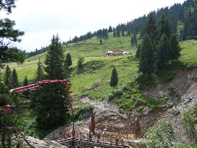 Nach der beschreibung eines Bauarbeiters müsste die Talstation ungefähr hinter den roten Kranarm kommen....sehen tut ma no nix weil auch hir no gar nix geschehen is