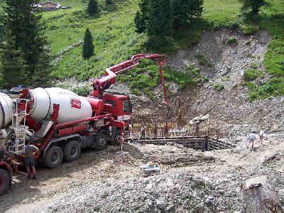 Ich dacht zuerst des wird de neue Talstation...aber gut das i nachgfragt hab...des wird de neue skibrücke zur Station( meine Vermutung letzes mal war somit Falsch ! )