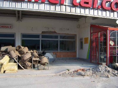 Als erstes is mir de zugemauerte WC-Tür aufgefallen...Bereich der Kassen wird wohl vergrößert