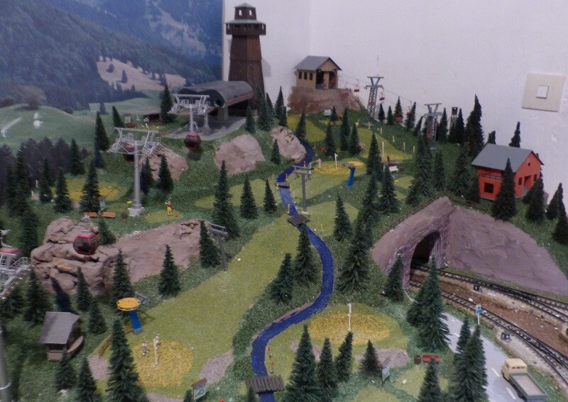 und im Vordergrund der Schlepplift Bärenloch (im Sommer wird hier auf den Skipisten Golf gespielt, daher ist der Schlepplift abgebügelt)