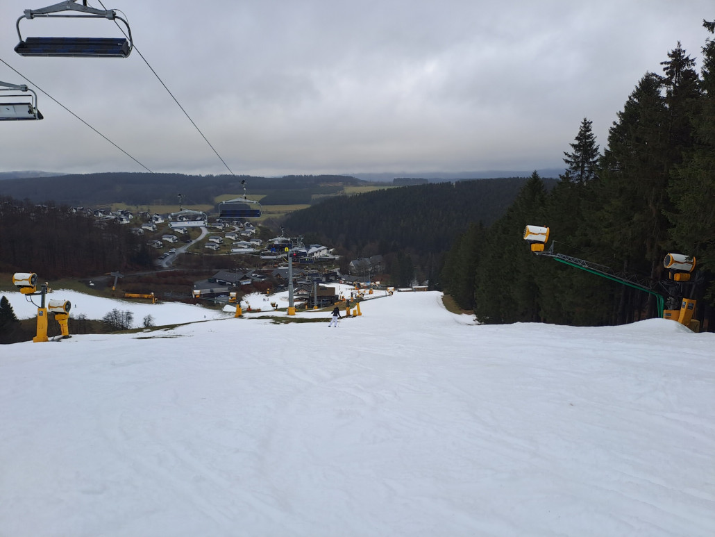 Heute am Poppenberg, Schnee bzw. Eiskrümel erst griffig, dann nass und tief. Unten drunter gibt es aber noch eine eisige Unterlage.