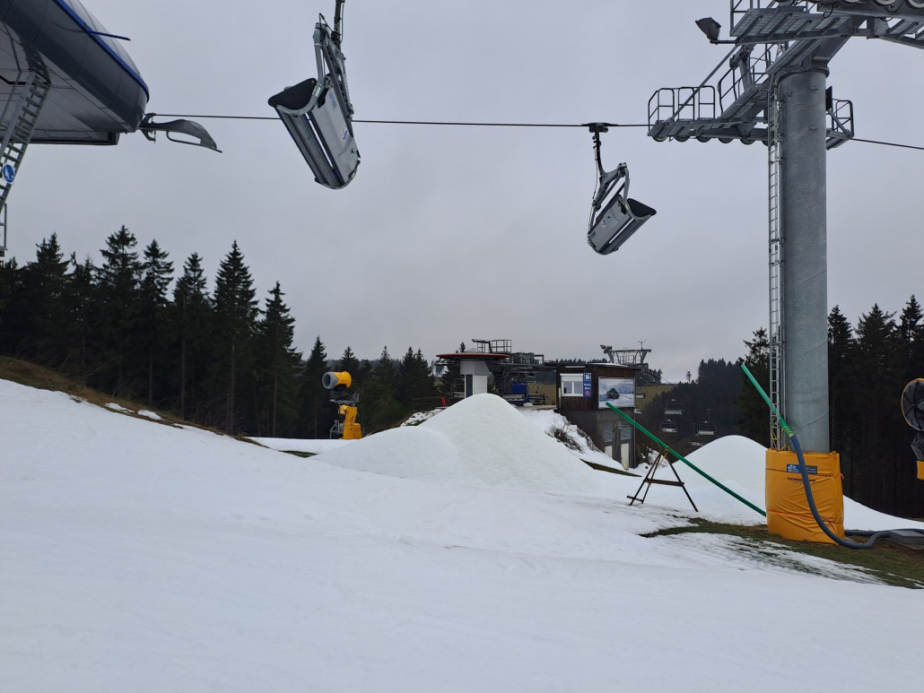 Ich gehe davon aus, dass die Kleine Büre zum Wochenende öffnen wird. Der Lift hat schon ein paar Proberunden gedreht. Die Eishaufen an der Bergstation werden wohl den Ausstieg versorgen.