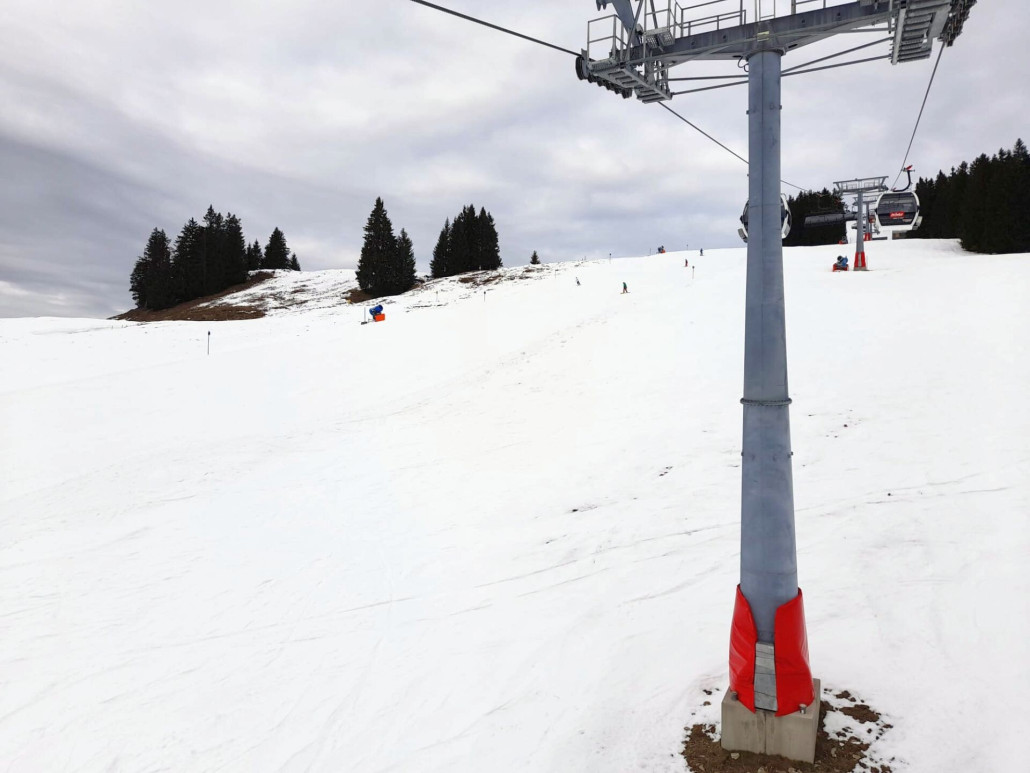 Zinsbergbahn (wieder mit Gondeln und Sesseln). Hier nicht gut erkennbar: Die Pisten sind immer noch recht schmal. Da sind halt recht wenig und meist ältere Schneeerzeuger.