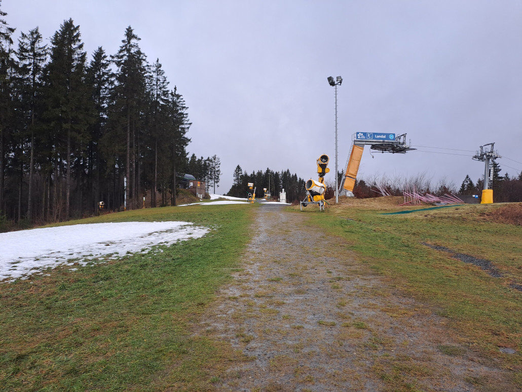 Am Sürenberg fehlt oben inzwischen einiges. Am Samstag war es gefühlt noch ein halber Meter Kunstschnee!