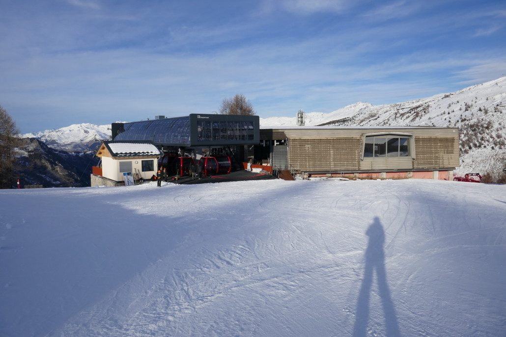 Bergstation neue 10EUB. Rechts die Gondelgarage, die von der alten Bahn übernommen wurde.