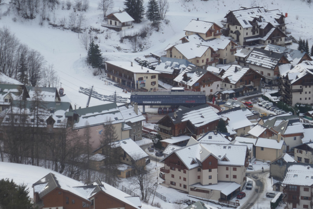 Talstation schön ins Dorf integriert