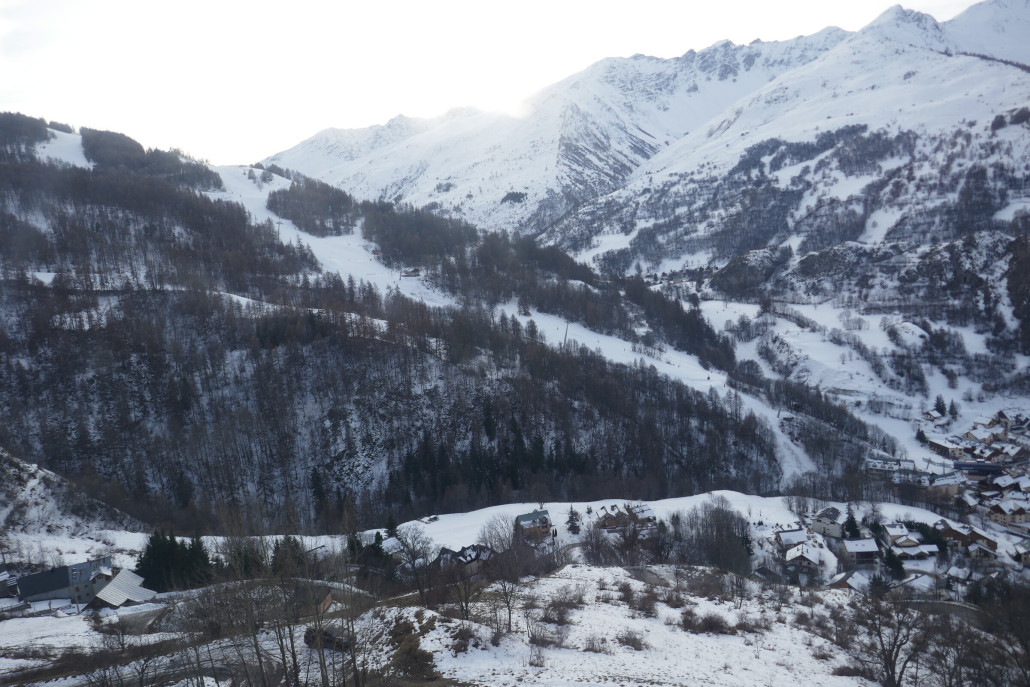 Fast gesamte Strecke. Talstation rechts unten sichtbar. Bergstation links oben außerhalb des Bildes.