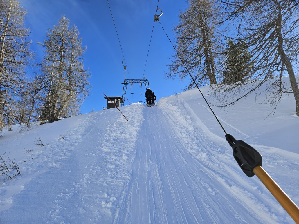 Lärchkogel, wo man mit viel Fußarbeit eine gerade Spur her gerichtet hat. Die Schleppspur ist in gesamter Länge etwas schräg.