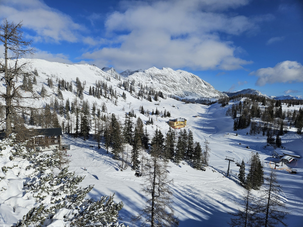 Links Schneiderkogel mit Schartenkogel. Hinten rechts Lärchkogel mit der Traweng ganz hinten. Davor eben die Lawinensteinbahn und rechts der kurze Hollhauslift.