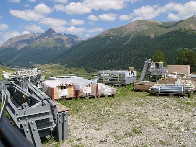 Bei der Talstation Pizzet wurde das Material zur Erstellung der diversen Fundamente bereitgestellt: Schablonen, Ankerschrauben, Fundamentrahmen, etc.