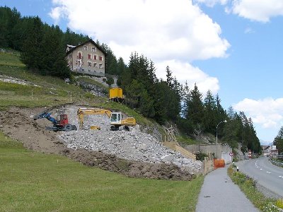 Baustelle bei der Talstation des neuen Zubringers Chastlatsch.