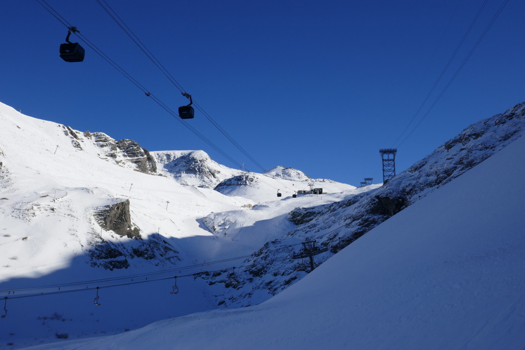 3-S und DMC Sektion 1 - 2. Langes Spannfeld mit hohem Bodenabstand. Darunter die Bellecombe KSB