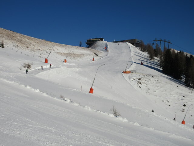 Mallnockabfahrt (vorne), Nock IN-Abfahrt (Mitte), Brunnachabfahrt (hinten), ganz hinten die Bergstation der 8-MGD Brunnach (1.912 m)