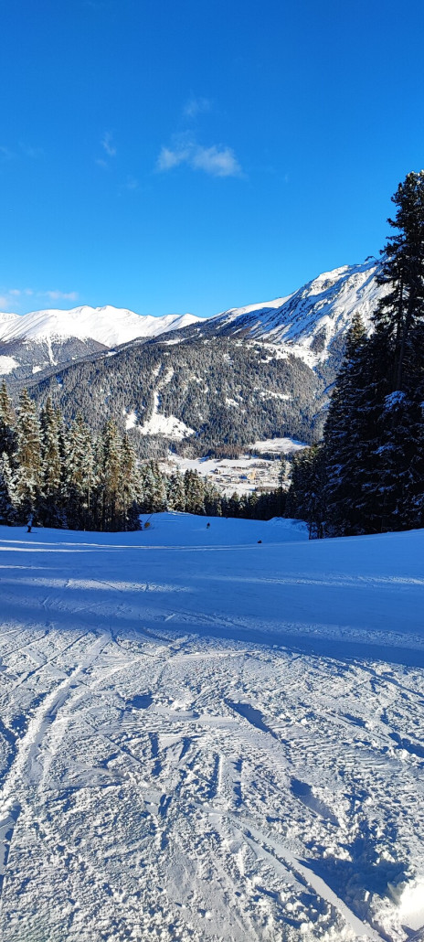 Talkabfahrt mit Blick auf Reschen.