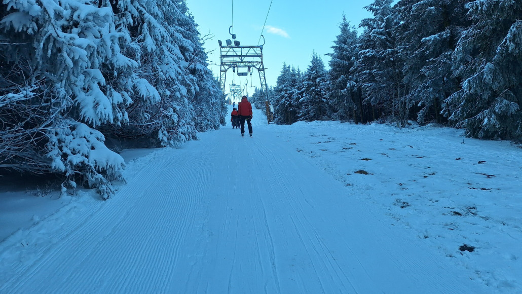 Die erste Liftfahrt. Hier wurde der Schnee verschoben, um der Spur mehr Grundlage zu geben.