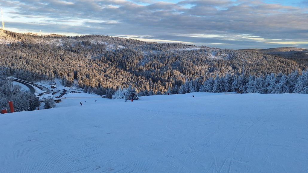 Der Hang von oben. Um diese Uhrzeit natürlich komplett im Schatten. Aber die Sicht war dennoch durchgehend sehr gut.
